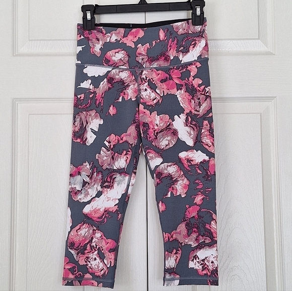 Victoria's Secret Sport Knockout Watercolor Floral Capri Legging - Picture 3 of 13
